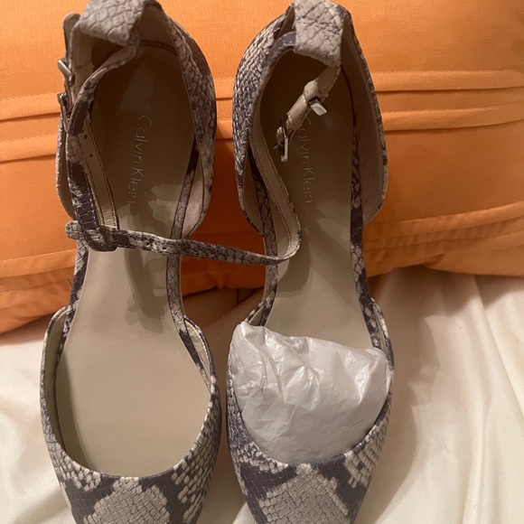 Calvin Klein - Picture 4 of 5